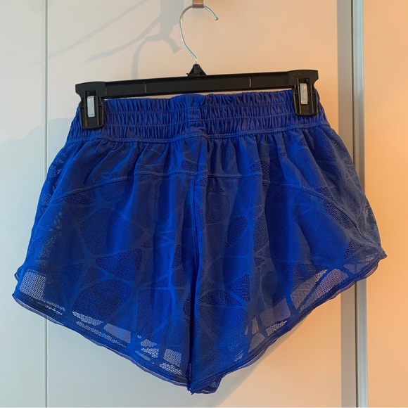 Lululemon running shorts size 6 with spandex lining - Picture 2 of 2